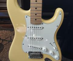 Fender Strat with Hardshell case - 1